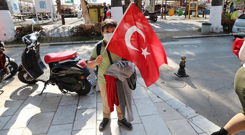 BELEDİYE EKİPLERİ 2 BİN TÜRK BAYRAĞI DAĞITTI