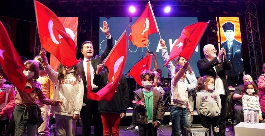 BAŞKAN ARAS, ONUR AKIN'LA DÜET YAPTI