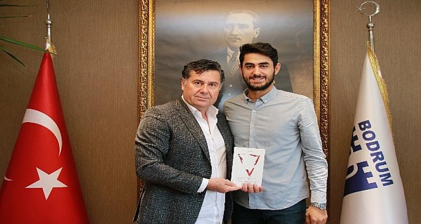 Genç yazar ilk kitabını Başkan Kocadon'a sundu