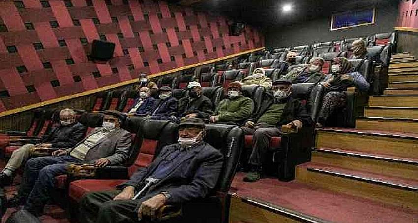 Yaşlılara saygı haftasında film izlediler
