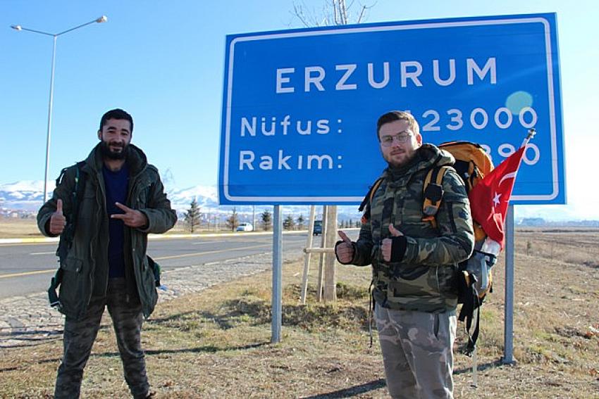 Araçlarını satıp otostopla Türkiye turuna çıktılar