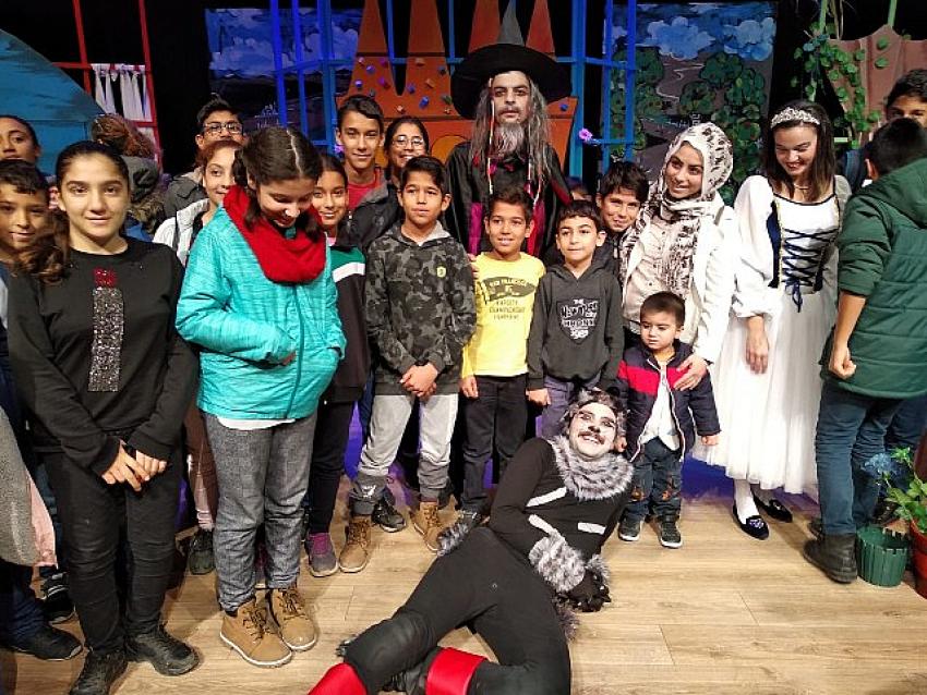 Bodrum’da çocuklar ‘Çizmeli Kedi’ilgisi