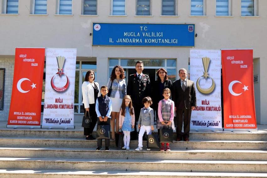  Komutanlık makamı miniklere devredildi 