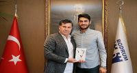 Genç yazar ilk kitabını Başkan Kocadon'a sundu
