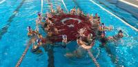 BAŞKAN MANDALİNCİ, YENİLENEN HAVUZDA SPORCU GENÇLERLE ANTRENMANDA