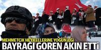 Şehitlerin kardan heykellerini görmek için akın ettiler