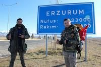 Araçlarını satıp otostopla Türkiye turuna çıktılar