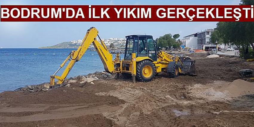 Sahile izinsiz yapılan taş duvarın yıkımı gerçekleştirildi